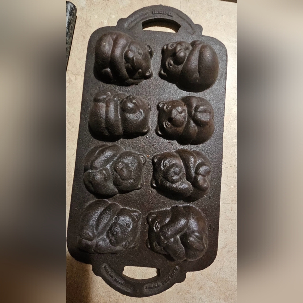 Vintage John Wright cast iron teddy bear pan